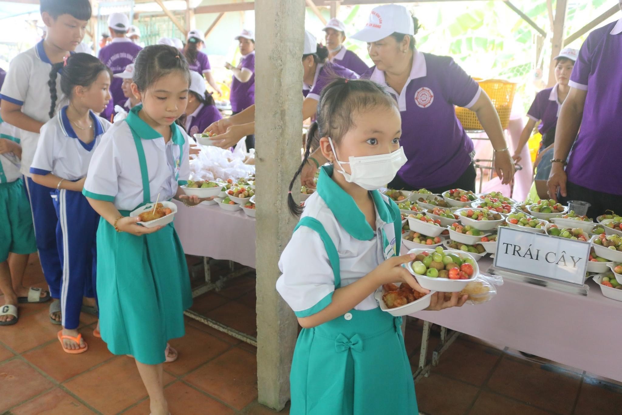 Chương trình “Cùng em trông trăng” và tiệc Buffet trung thu miễn phí tại xã Bình Thạnh 