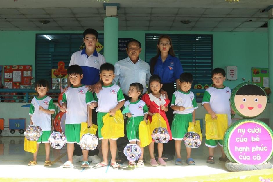 Đoàn Thanh niên xã Bình Thạnh tặng lồng đèn, bánh trung thu cho các em thiếu nhi