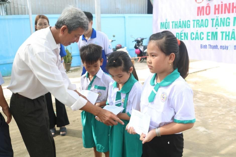 Tặng gạo cho các em học sinh có hoàn cảnh khó khăn tại xã Bình Thạnh