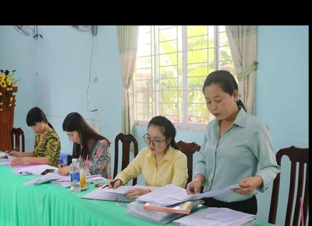 Tiếp đoàn có đồng chí Võ Thị Ánh Nguyệt, Chủ tịch Hội LHPN xã cùng các Chi hội trưởng 04 ấp trên địa bàn xã.